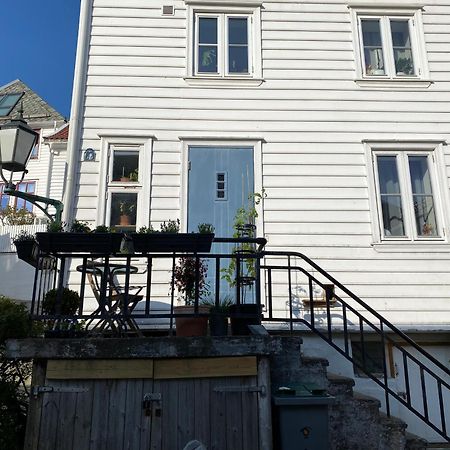Entire Renovated Apartment From 1780 With Kitchen, Bath, Bedroom, And Living Room In Skuteviken Берген Екстериор снимка