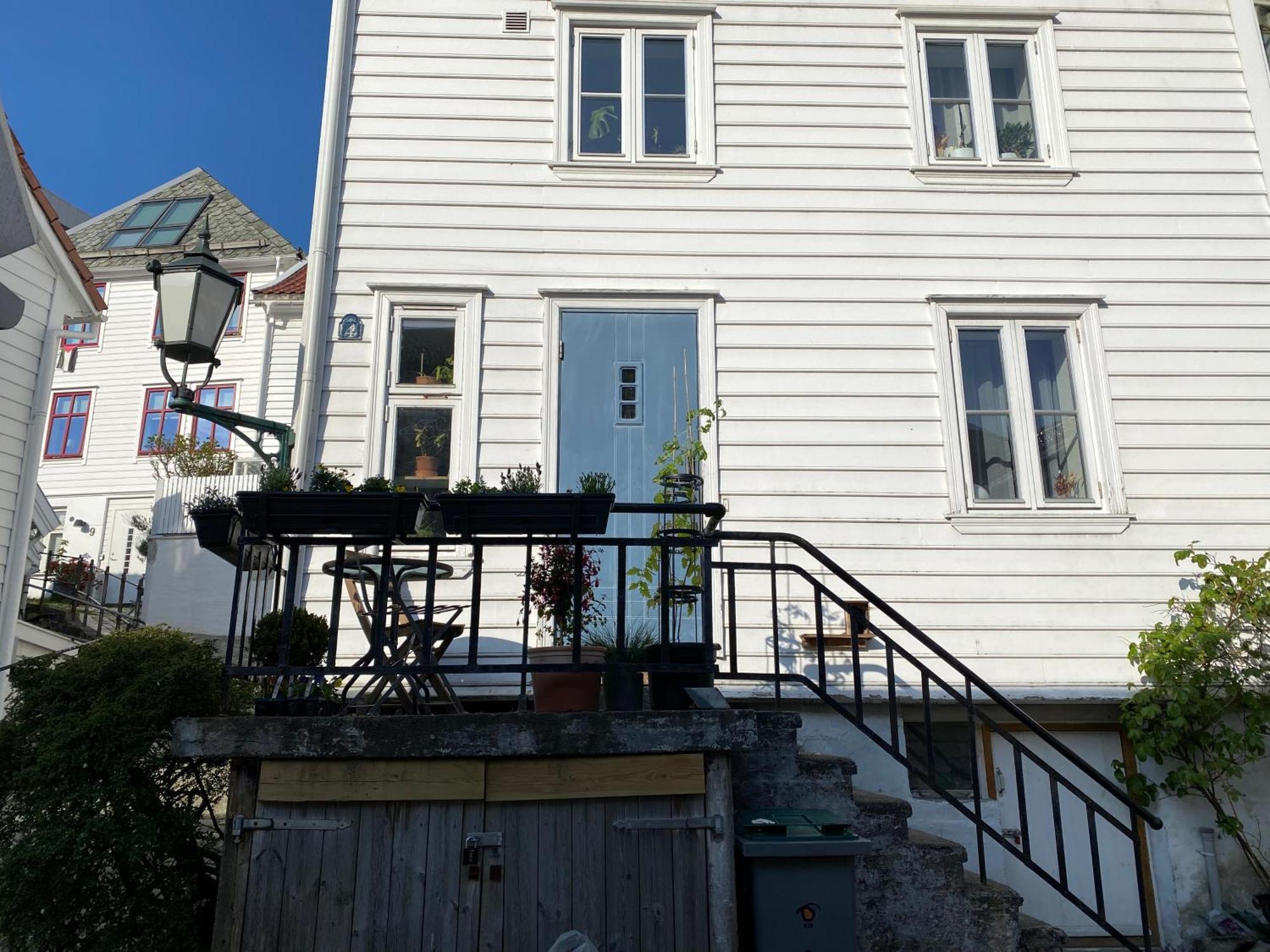 Entire Renovated Apartment From 1780 With Kitchen, Bath, Bedroom, And Living Room In Skuteviken Берген Екстериор снимка
